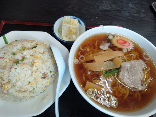 「ラーメンチャーハンセット９００円」@丸福の写真