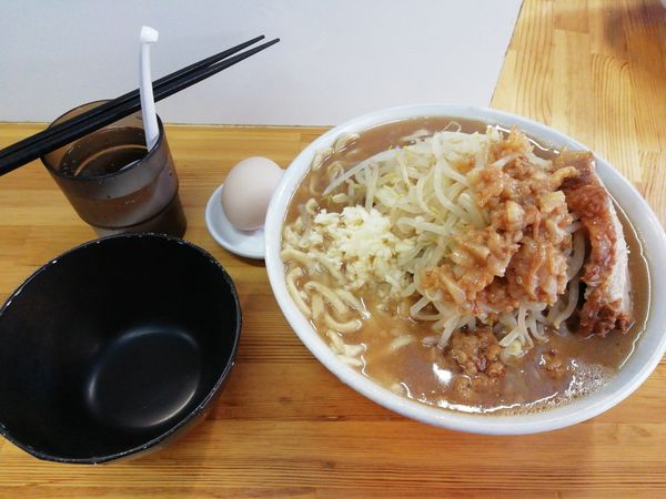 「ラーメン¥800ニンニク少しヤサイ　生玉子¥100」@俺の生きる道 白山店の写真