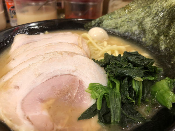 「チャーシュー麺＋小ライス」@町田商店 由比ヶ浜店の写真