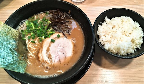 「らーめん粉落し＋替え玉普通＋ライス」@九州とんこつらーめん ひらさわの写真