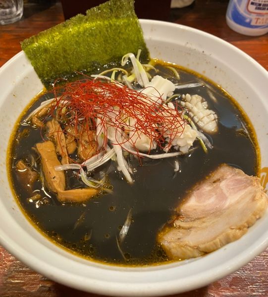 「【限定】イカ墨らーめん　８５０円」@信楽茶屋 横浜鶴見本店の写真