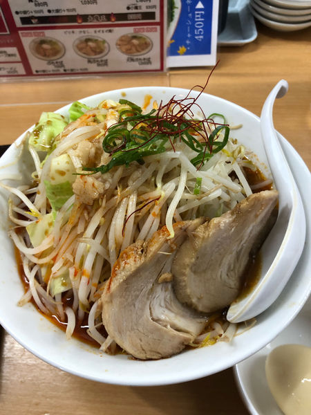 「魔王（麺半分、野菜2倍、背脂普通、ニンニク無、ランチタイム煮卵無」@らーめん食楽の写真