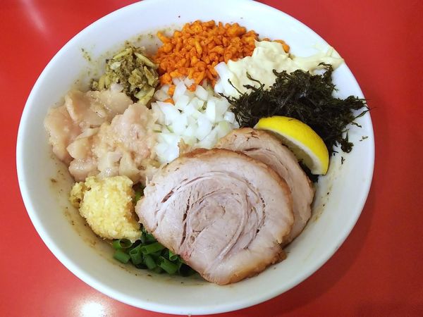 「【限定】ニボニボまぜそば＋牡蠣ペースト＋豚1枚　計1100円」@鷹の目 獨協大学前本店の写真