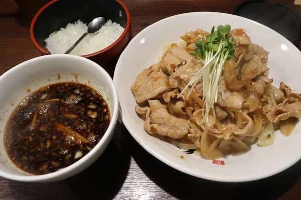 「肉盛りつけ麺並　830円＋無料の肉ちょい増し」@魁 肉盛りつけ麺 六代目けいすけの写真