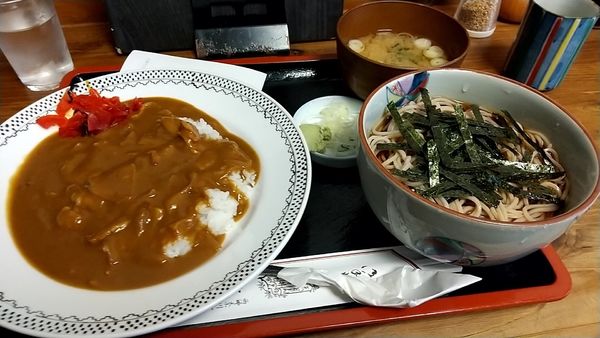 「そばと半カレーのセット（８００円）」@蕎麦ダイニング 喜楽庵 纔の写真