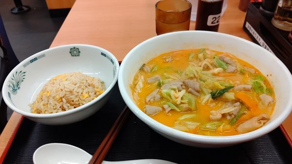 「モツ野菜ラーメン+半チャーハンセット」@日高屋 神田南口店の写真