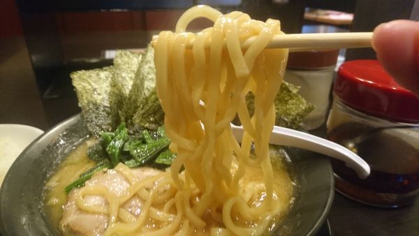 「海苔とんこつ醤油、無料ライス」@横浜家系ラーメン 市ヶ家の写真