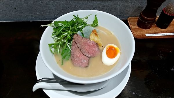 「牛骨白湯 燻製醤油（８８０円）」@五瞭の写真