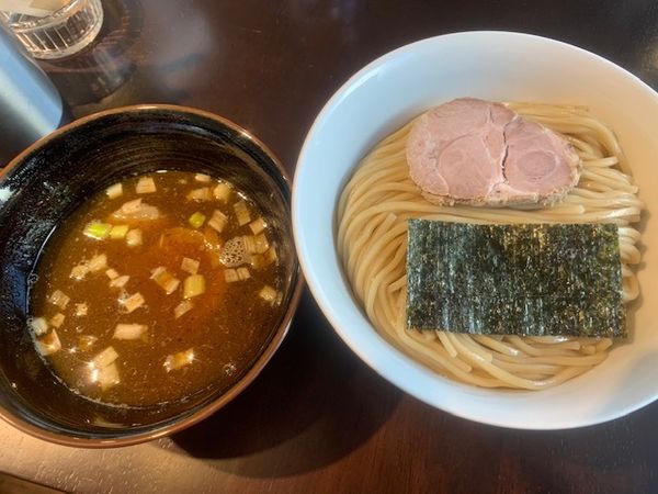「つけ麺（中） 990円　チャーシュー1枚クーポン利用」@つけ麺 麦の香の写真