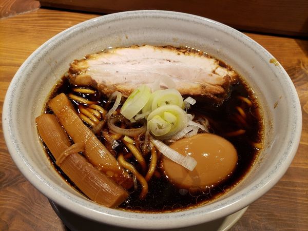 「ミクロ(しっかり味の醤油)煮玉子+替え玉」@人類みな麺類 東京本店の写真
