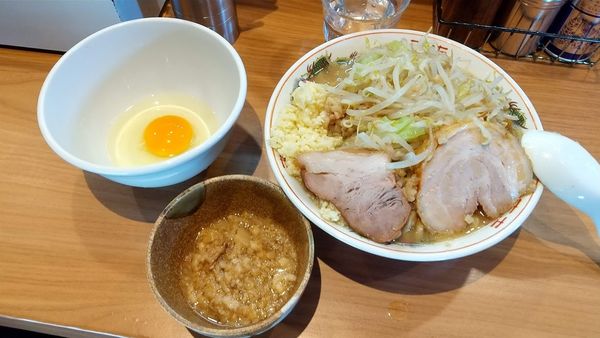 「小らーめん(250g) 900円+アブラ 50円＋生卵50円」@麺処 ほん田 東十条店の写真