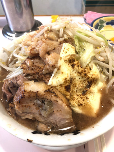 「ラーメン720円焼チーズ50円生卵40円ヤサイアブラアブリ」@成蹊前ラーメン 吉祥寺の写真