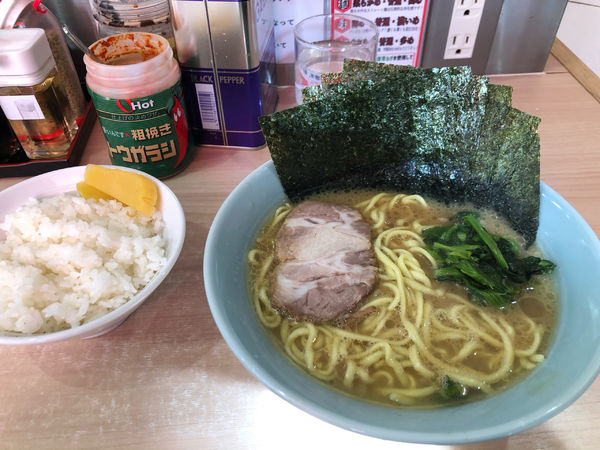 「のりラーメン並硬め濃いめ、無料ライス」@横濱ラーメン あさが家 本店の写真