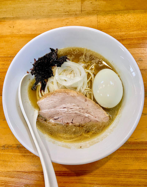 「白醤油ソバ + 味玉」@煮干中華ソバ イチカワの写真