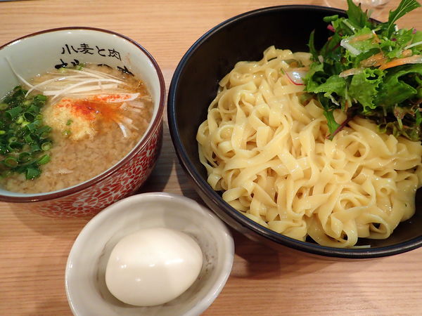「背脂生姜醤油＋だし味玉」@小麦と肉 桃の木の写真