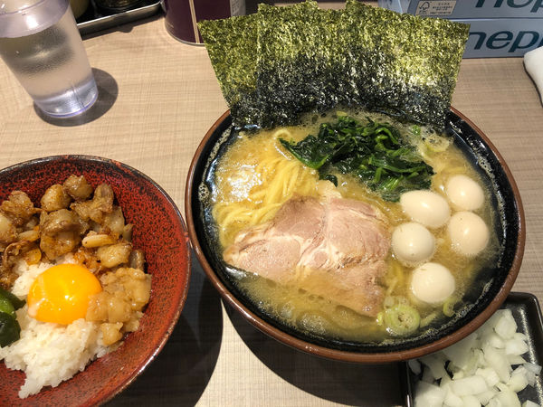 「豚骨醤油ラーメン(大盛り) + うずら + パンチライス(小)」@麺屋 よし○の写真