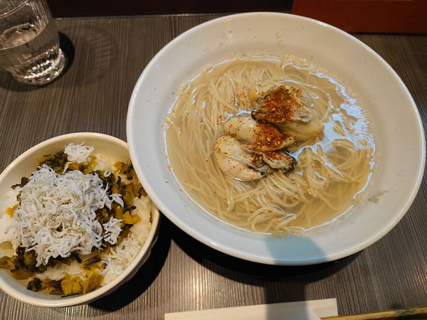「牡蠣七味鯛そば1050円＋高菜シラス丼300円」@柳麺 呉田-goden-の写真