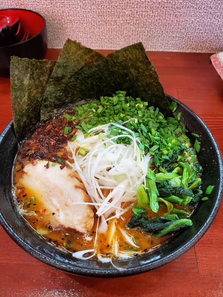 「限定麺　生ニラ」@横浜家系らーめん 天王家 寒川総本店の写真