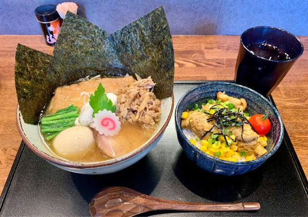 「特製中華蕎麦＋まかない丼（スパイシー鶏丼）」@中華蕎麦 きつねの写真