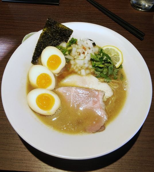「鯛白湯そば 830円＋煮玉子 50円」@らーめん 鞍の写真