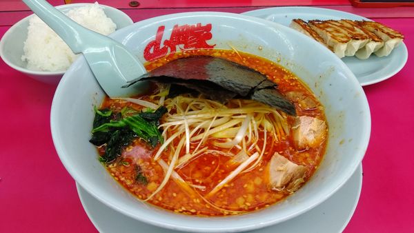 「辛味噌ネギラーメン激辛＋半ライス1000円新クーポン餃子」@ラーメン山岡家 小山田間店の写真