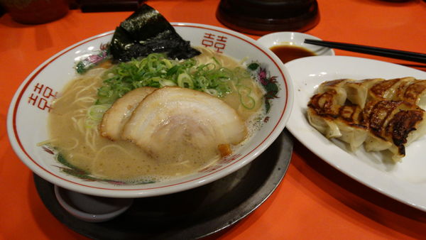 「とんこつ久留米ラーメン 餃子」@元祖とんこつ久留米ラーメン 福ヤの写真