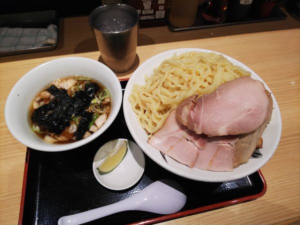「チャーシューつけざる大とかぼす」@松戸富田麺業 千葉駅構内店の写真