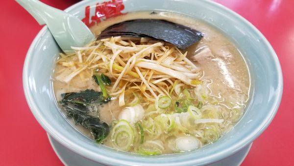 「醤油ネギラーメン　中　コロチャーシュートッピング」@山岡家 松本店の写真