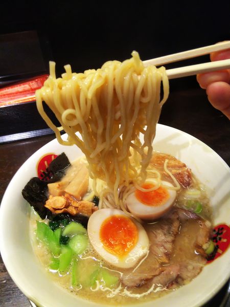 「熟成豚骨醤油ラーメン全部のせ(税込990円)」@光麺 恵比寿店の写真