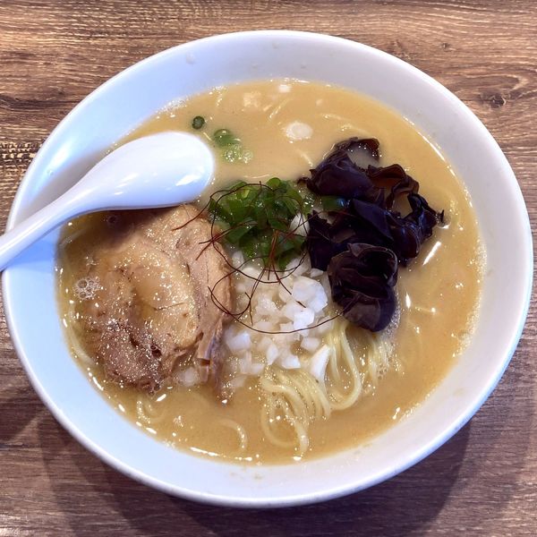 「【期間限定】金色に輝く濃厚煮干鶏そば（麺大盛無料 850円）」@らーめん専門店 小川 高幡不動店の写真