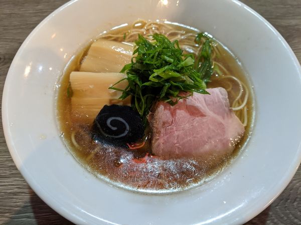 「ニボシラーメン　750円+大葉和え玉200円　期間限定」@ニボシラァメン コハクの写真