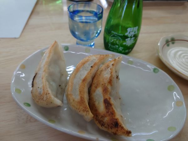 「特製ジャンボ餃子(3ヶ)400円＋日本酒550円」@手打ちラーメン 万里の写真