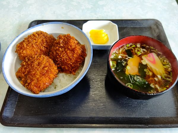 「カツ丼セット(カツ丼＋ミニラーメン)700円」@みよし食堂の写真