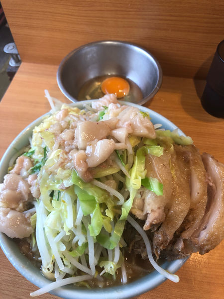 「小ラーメン790円豚マシ150円ショウガ50円生卵50円」@ラーメン二郎 八王子野猿街道店2の写真