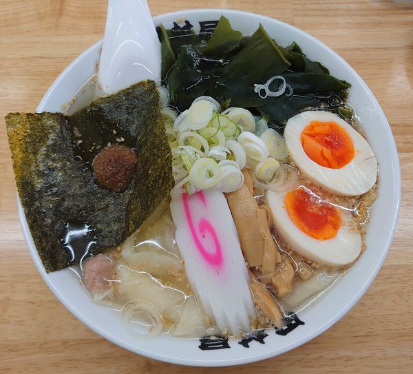 「塩ラーメン+ワンタン、ワカメ、味玉」@田村屋の写真
