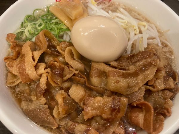 「肉玉そば＋豚ばら＋生卵（サービス）」@徳島中華そば 徳福 大森町店の写真