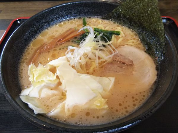 「醤油とんこつラーメン　：太麺　＋替え玉：細麺」@ラーメン 白  本店の写真