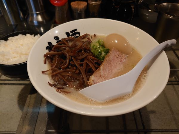 「豚骨ラーメン+キクラゲ+サービス券で味玉」@狼煙 諏訪店の写真