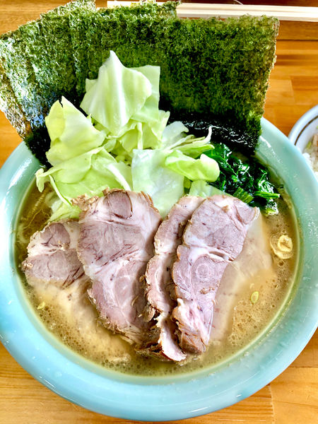 「中盛りチャーシューメン　海苔　小ライス　餃子」@捲り家の写真