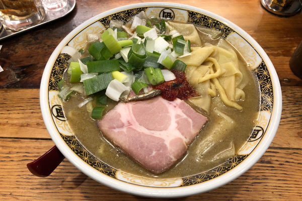 「すごい煮干しラーメン(大)850円+駒ネギ100円」@ラーメン凪 大宮店の写真