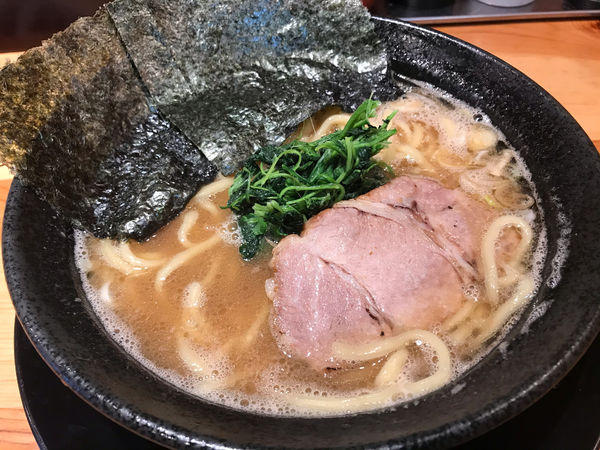 「濃厚とんこつラーメン」@濃厚とんこつラーメン むしゃむしゃの写真