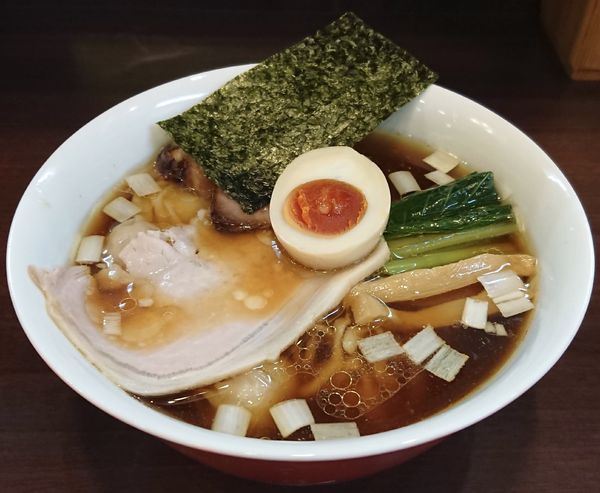 「醤油らーめん＋ワンタン」@とものもとの写真