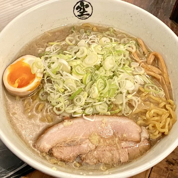 「ネギ増しらーめん（味噌）＋サッポロクラッシック生」@らーめん 空 本店の写真