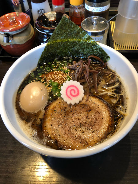 「ラの黒らーめん+タマゴ」@武骨屋商店の写真