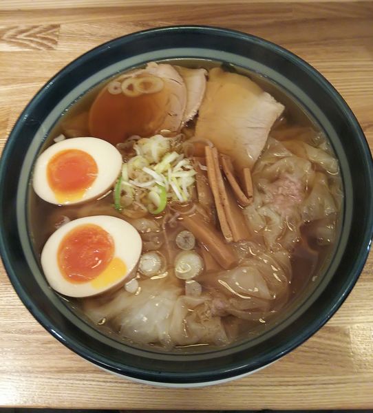 「煮たまご入りワンタン麺（￥890）」@ワンタンメンの満月 三鷹店の写真