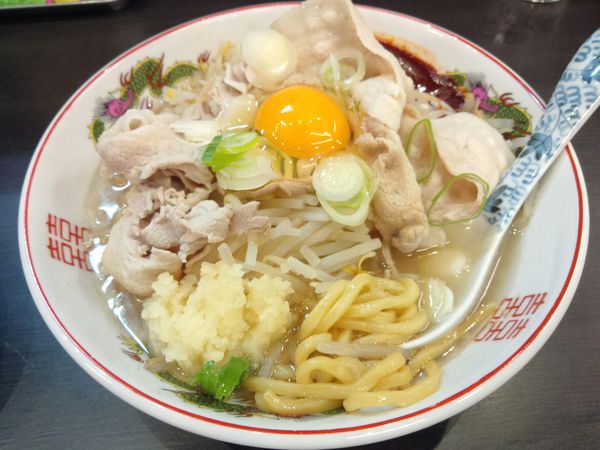 「スタミナラーメン￥950 ニンニク・生卵・半ライス・ゲキカラ」@メンショップ アキラの写真