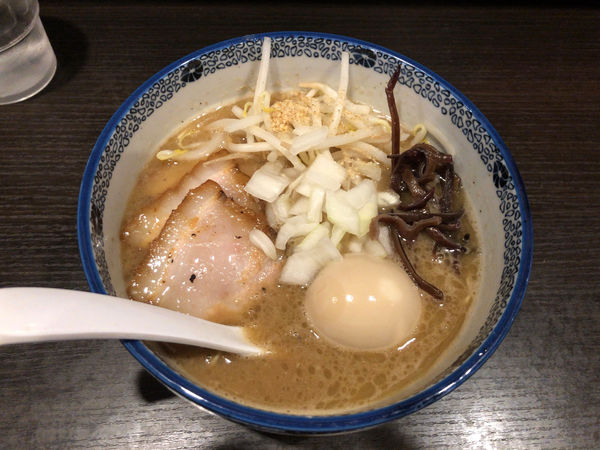 「特製豚骨らーめん(醤油) + 替玉」@三鷹食堂いなりの写真