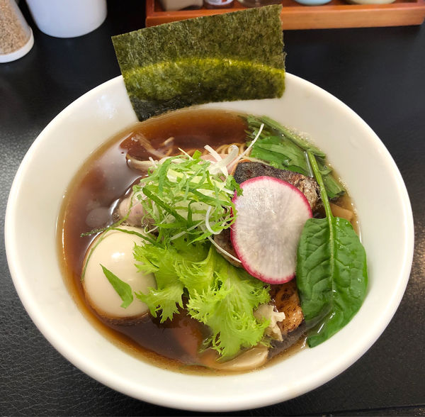 「サバ煮干しの合わせ出し醤油ラーメン サバのコンフィのせ900 味」@麺や はまじの写真