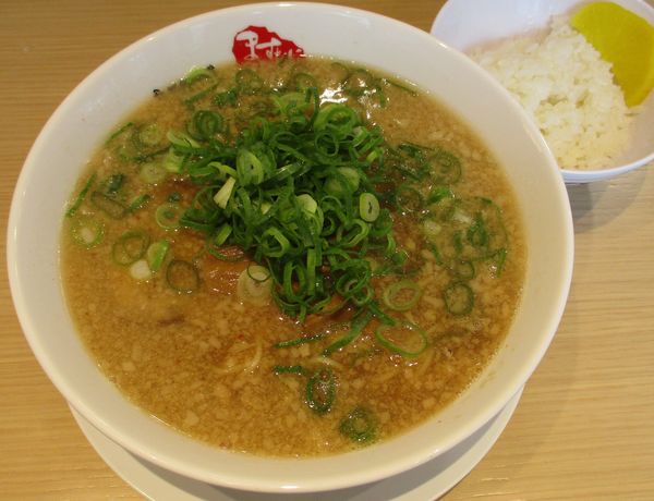 「ラーメン　100円※オープン記念価格　通常830円」@京都銀閣寺 ますたにラーメン 室町店の写真