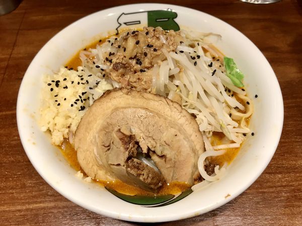 「【冬限定】雷味噌（並）ヤサイチョイマシ ニンニクマシ」@ラーメン 雷 東京本丸店の写真